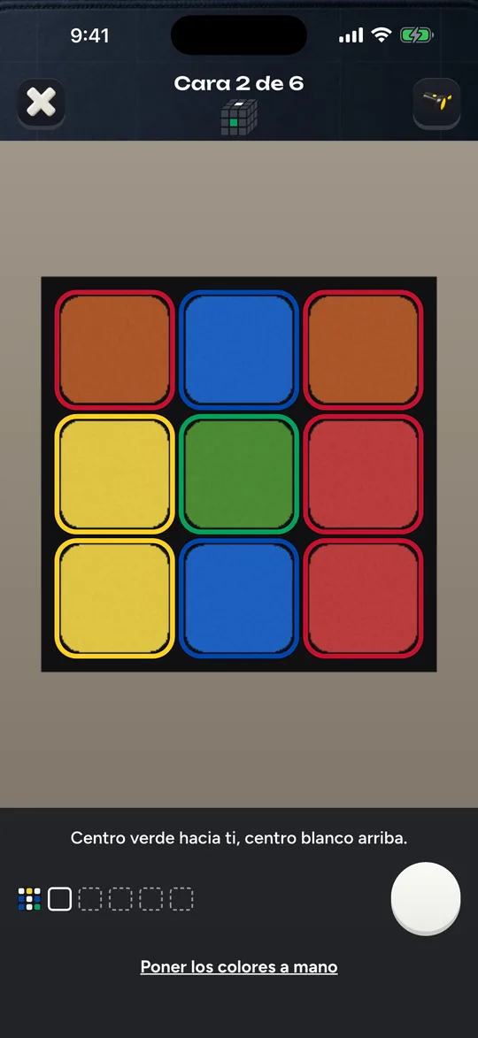La cámara de Cubofix leyendo una cara del cubo, con cada sticker rodeado del color que detecta
