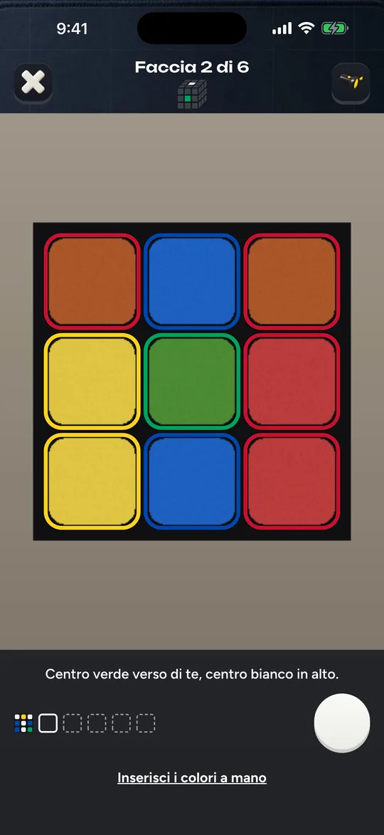 La fotocamera di Cubofix mentre legge una faccia del cubo, con ogni adesivo bordato del colore riconosciuto