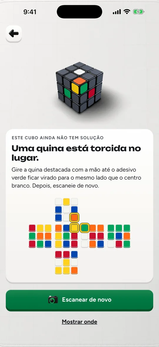 O Cubofix explica que uma quina está torcida no lugar e a destaca no cubo 3D e na planificação